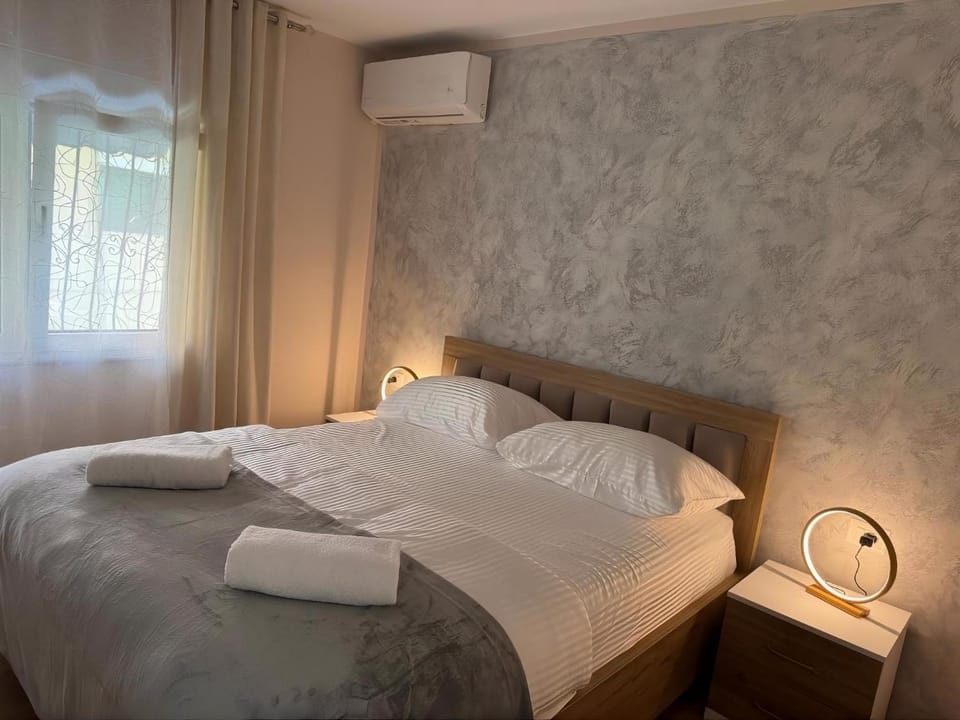 Property building, Bed, Photo of the whole room, Bedroom, towels, air conditioner