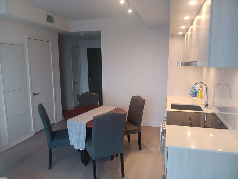 Happy residence at the heart of Mississauga Monthly Rental Apartment in Mississauga