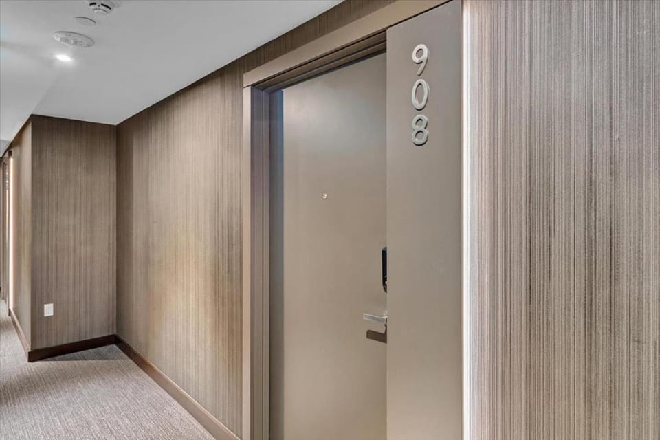 Happy residence at the heart of Mississauga Monthly Rental Apartment in Mississauga