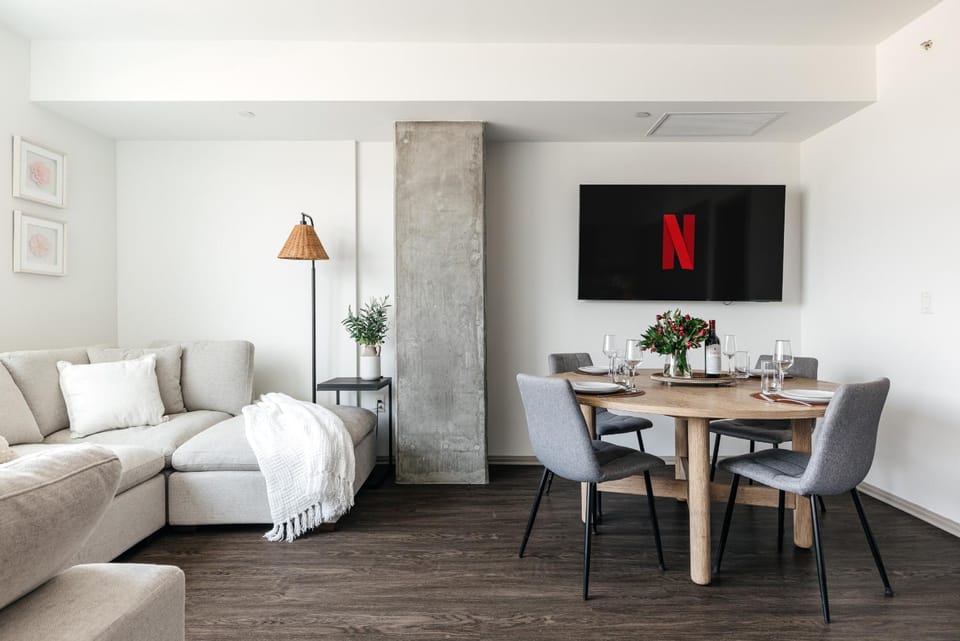 TV and multimedia, Living room, Seating area, Dining area