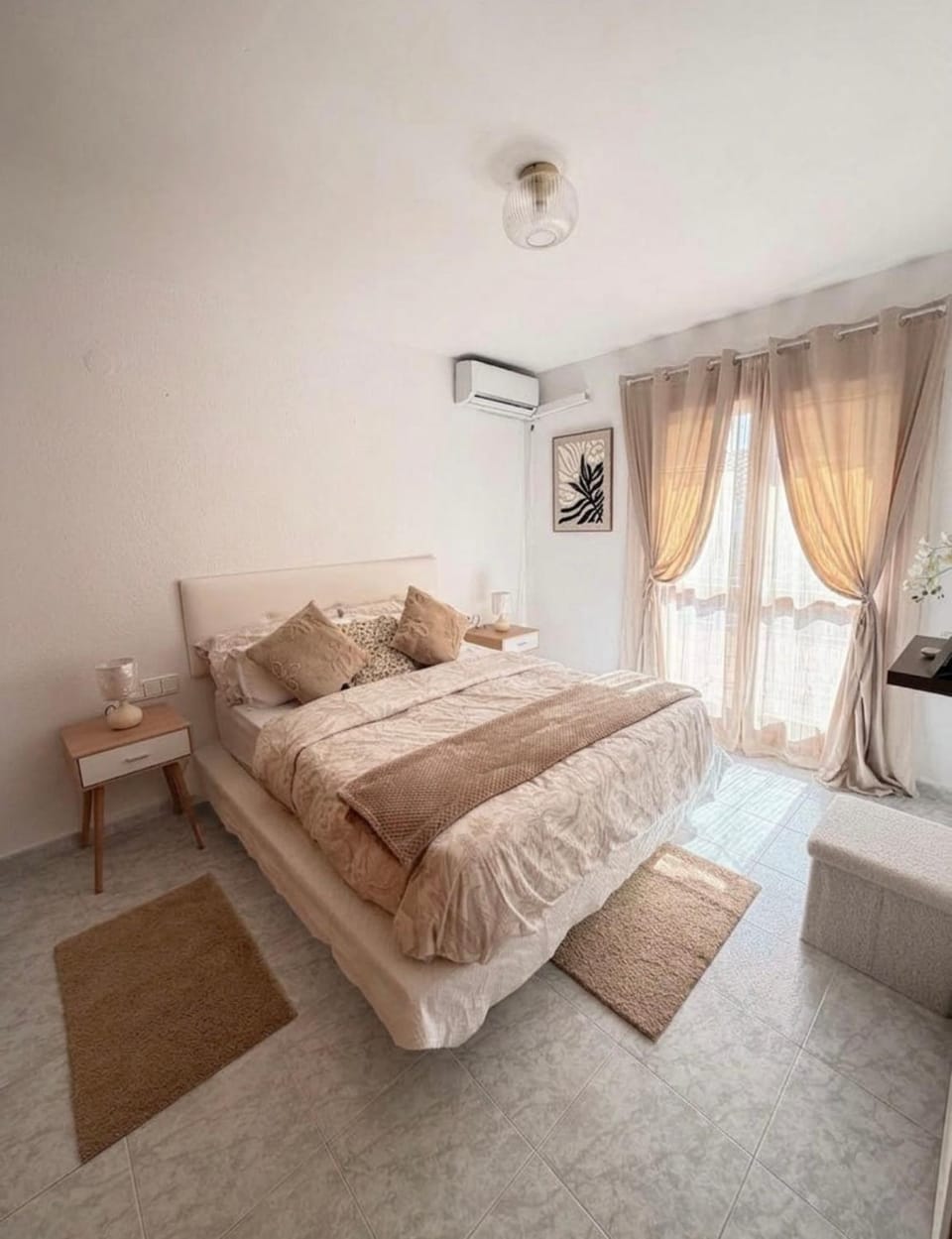 Photo of the whole room, Bedroom, air conditioner