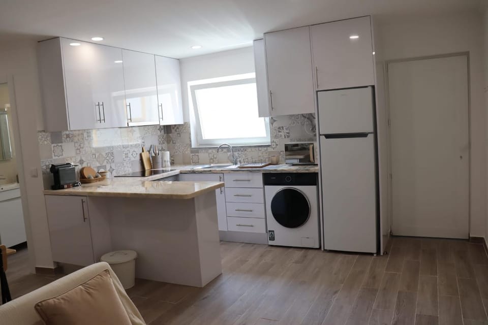Coffee/tea facilities, Kitchen or kitchenette, microwave, oven, stove, toaster, washing machine, air conditioner