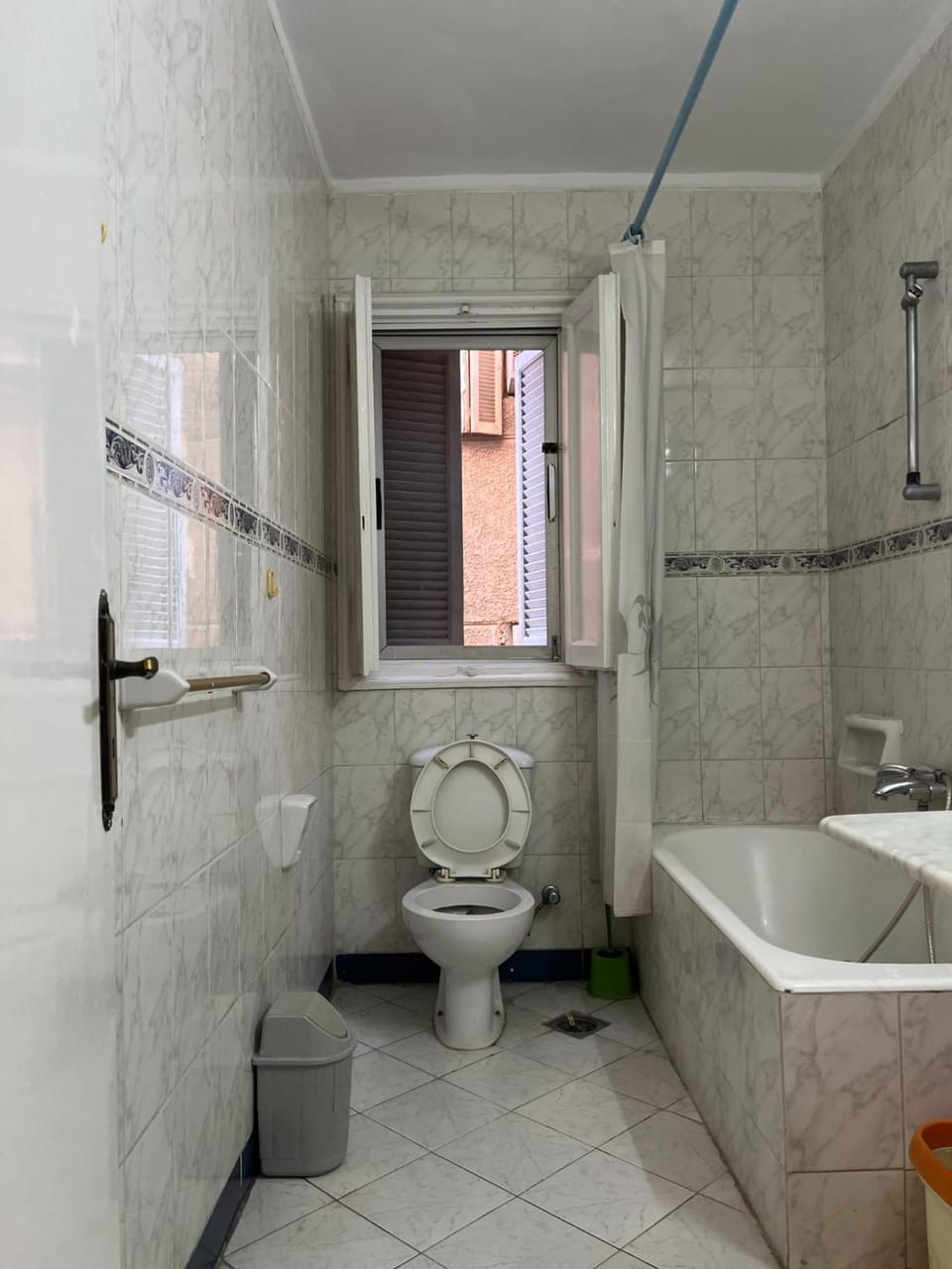 Toilet, towels