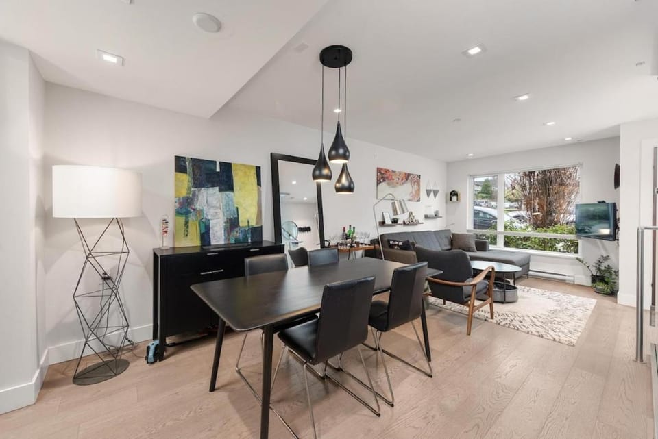 Elite Townhouse at the Shipyaards Bed and Breakfast in North Vancouver