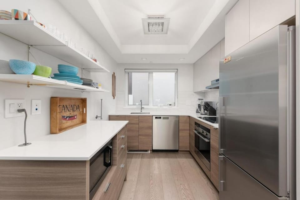 Elite Townhouse at the Shipyaards Bed and Breakfast in North Vancouver