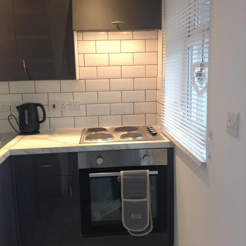 Cosy Coastal Lodge Walk to Beach Free Parking House in Llantwit Major