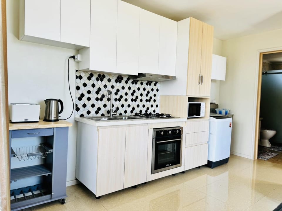 Coffee/tea facilities, Kitchen or kitchenette, oven, stove, toaster