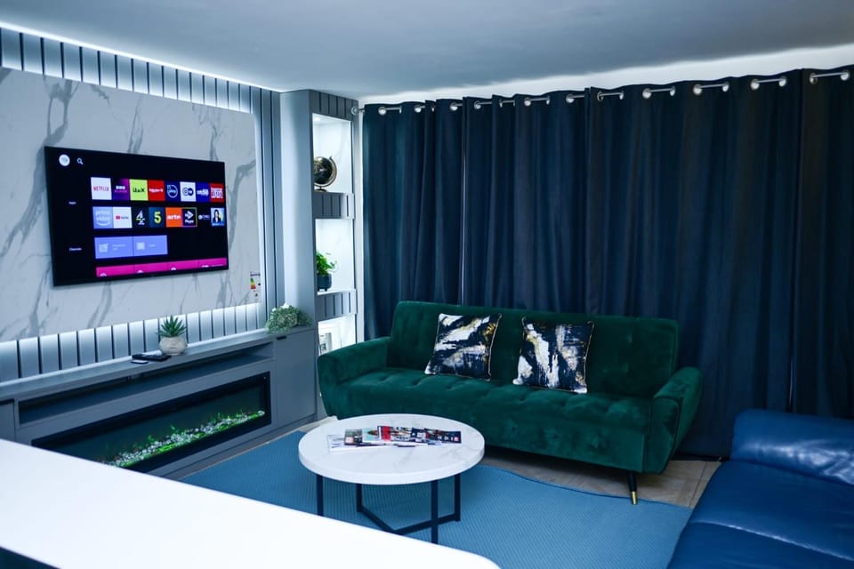 TV and multimedia, Living room, Seating area, Evening entertainment