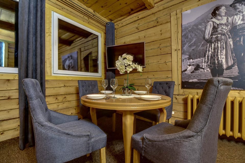 Seating area, Dining area