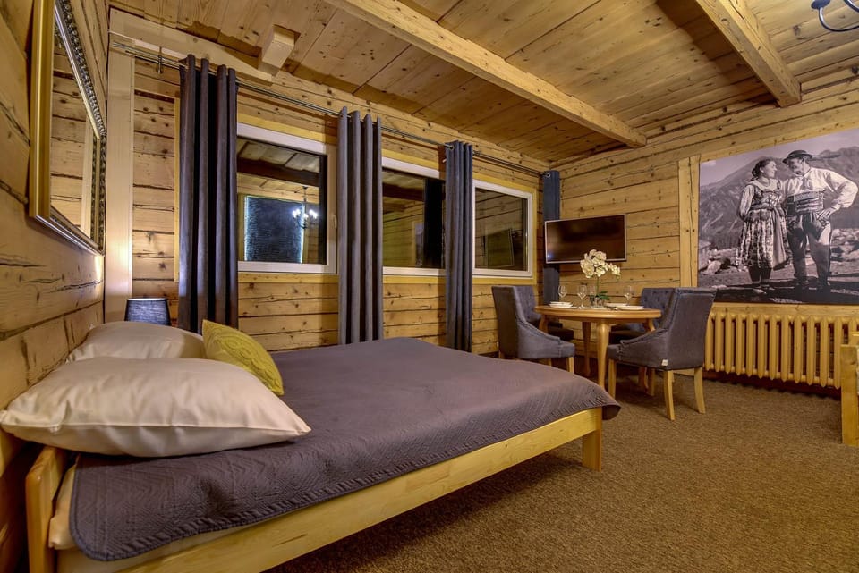 Bed, Photo of the whole room, Seating area, Bedroom