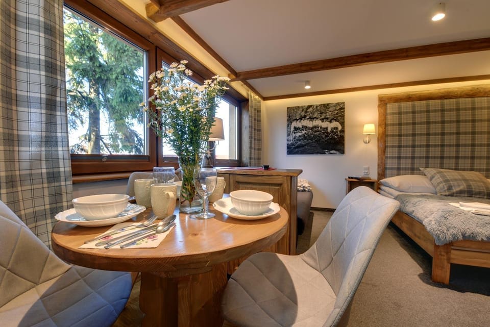 Bed, Photo of the whole room, Seating area, Dining area, Bedroom