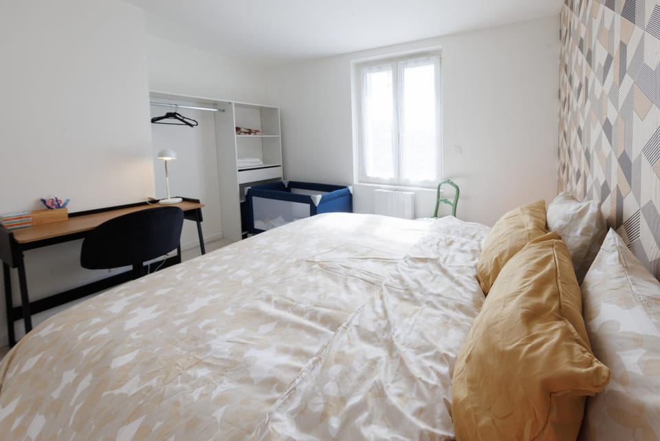 Bed, Seating area, Bedroom, cot