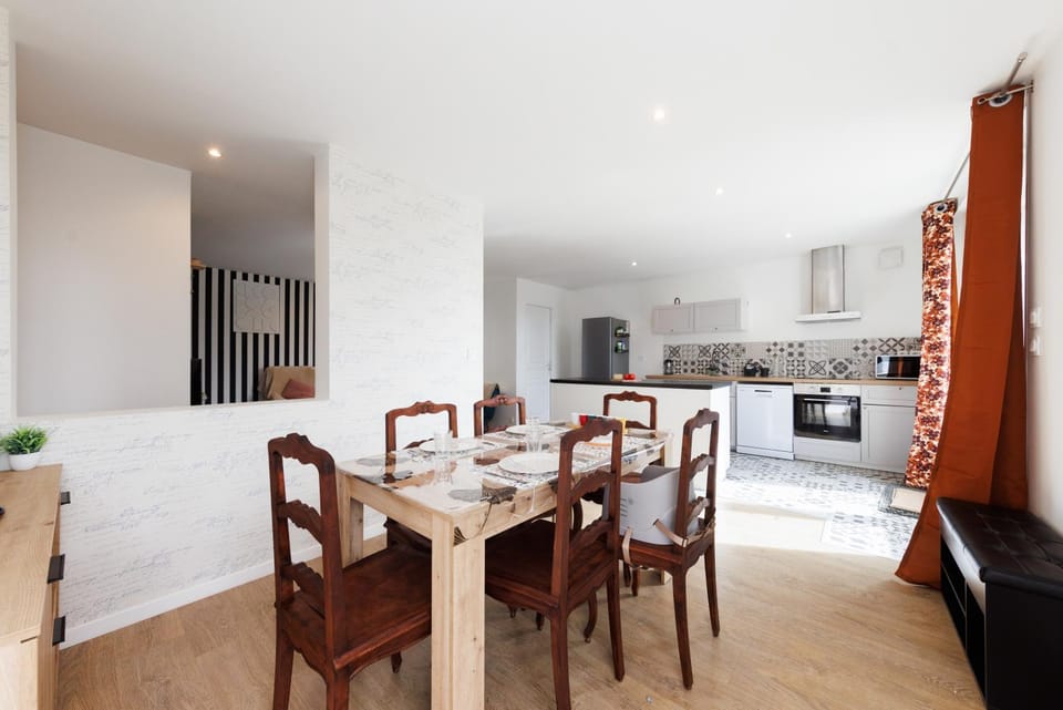 Seating area, kitchen