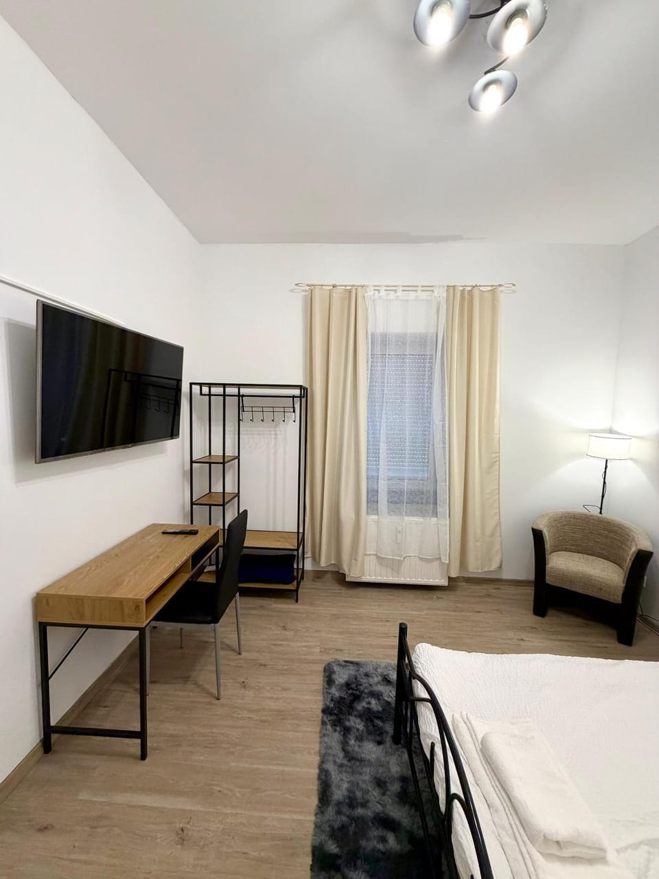 Bed, TV and multimedia, Evening entertainment, Bedroom