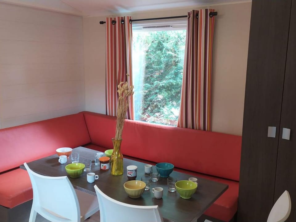 Mobil-home climatisé - 6 pers. - API-1-52-2228 Campground/ 
RV Resort in Provence-Alpes-Côte d'Azur