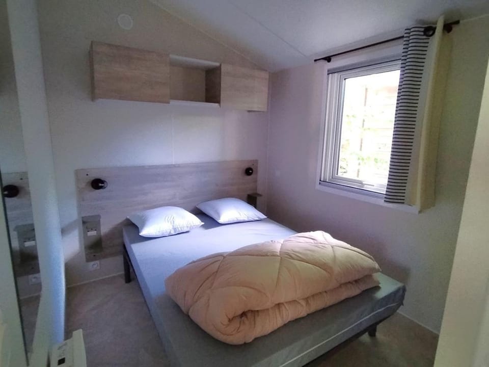 Mobil home avec TV, animaux admis - 6 pers. - API-1-52-2250 Campground/ 
RV Resort in Pays de la Loire