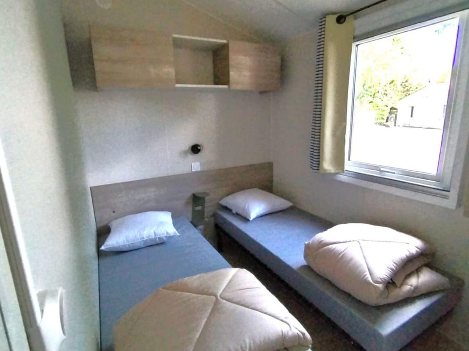 Mobil home avec TV, animaux admis - 6 pers. - API-1-52-2250 Campground/ 
RV Resort in Pays de la Loire