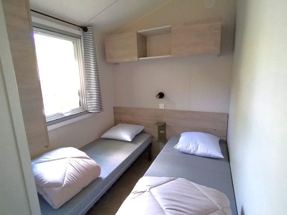 Mobil home avec TV, animaux admis - 6 pers. - API-1-52-2250 Campground/ 
RV Resort in Pays de la Loire