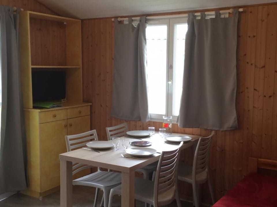 Chalet accueillant animaux - 3 pers. - API-1-52-2252 Campground/ 
RV Resort in Nouvelle-Aquitaine