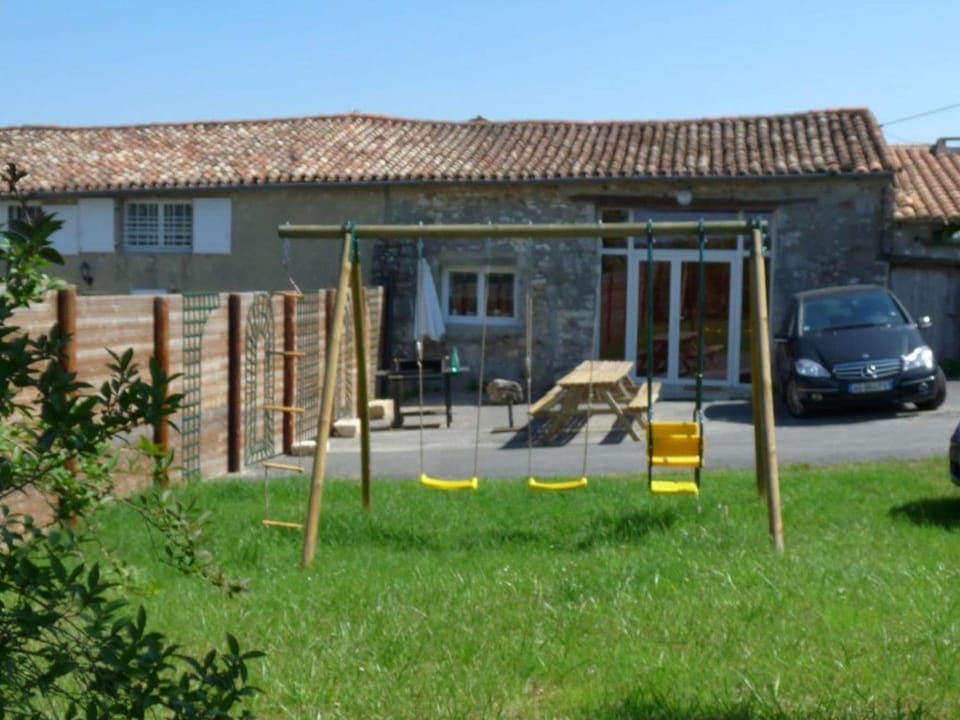 Gîte accueillant, animaux OK - 12 pers. - API-1-52-2263 Campground/ 
RV Resort in Nouvelle-Aquitaine