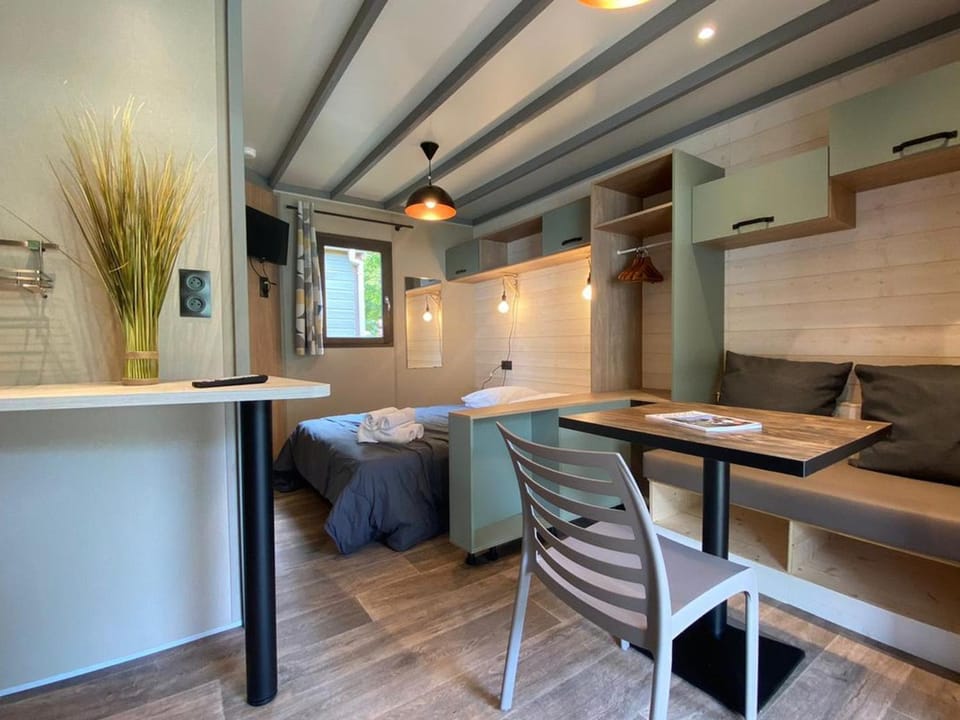 Chalet avec animaux acceptés - 2 pers. - API-1-52-2308 Campground/ 
RV Resort in Nouvelle-Aquitaine