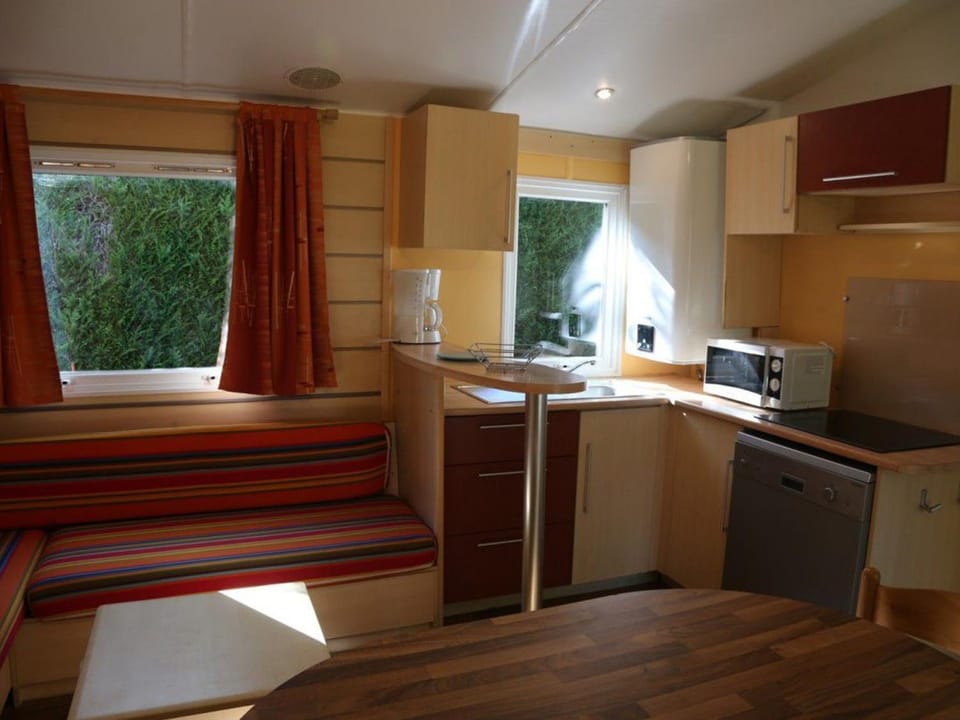 Mobil-home, animaux OK - 8 pers. - API-1-52-2295 Campground/ 
RV Resort in Auvergne-Rhône-Alpes