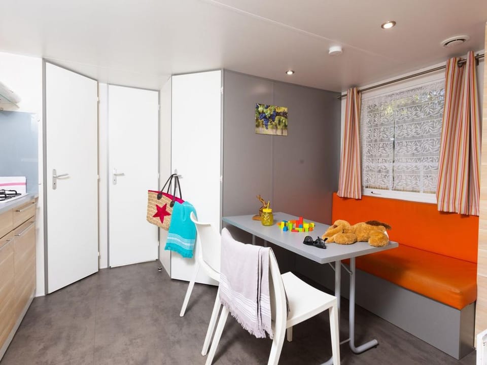 Mobil-home climatisé, animaux OK - 4 pers. - API-1-52-2325 Campground/ 
RV Resort in Occitanie