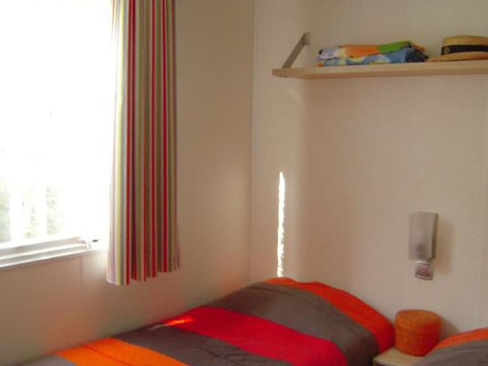 Mobil-home climatisé, animaux OK - 4 pers. - API-1-52-2325 Campground/ 
RV Resort in Occitanie
