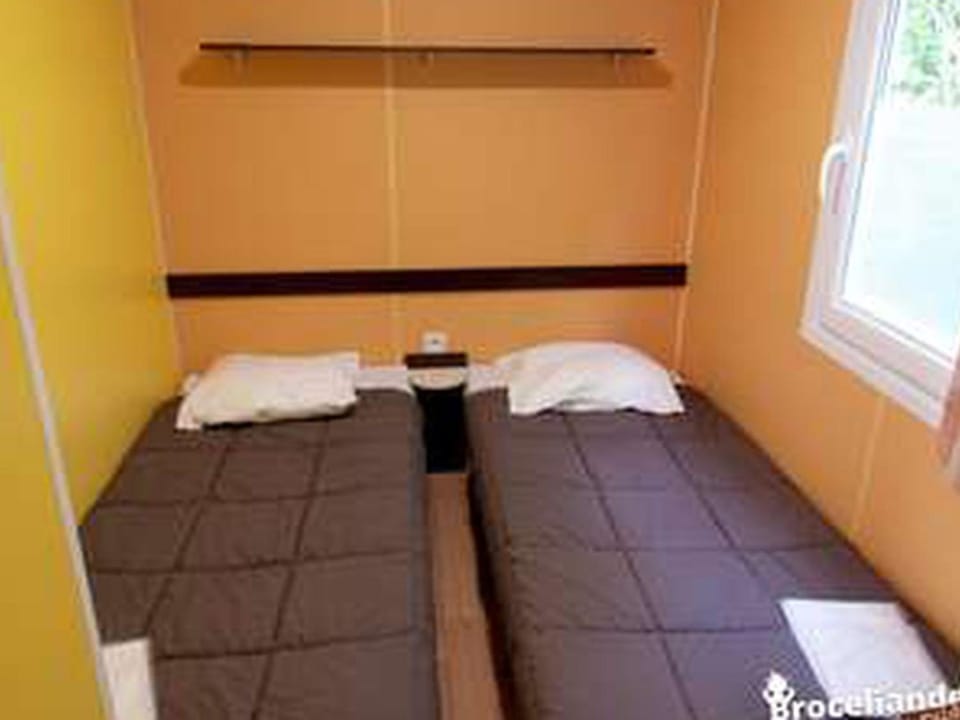 Mobil-home confortable - 4 pers. - API-1-52-2335 Campground/ 
RV Resort in Brittany