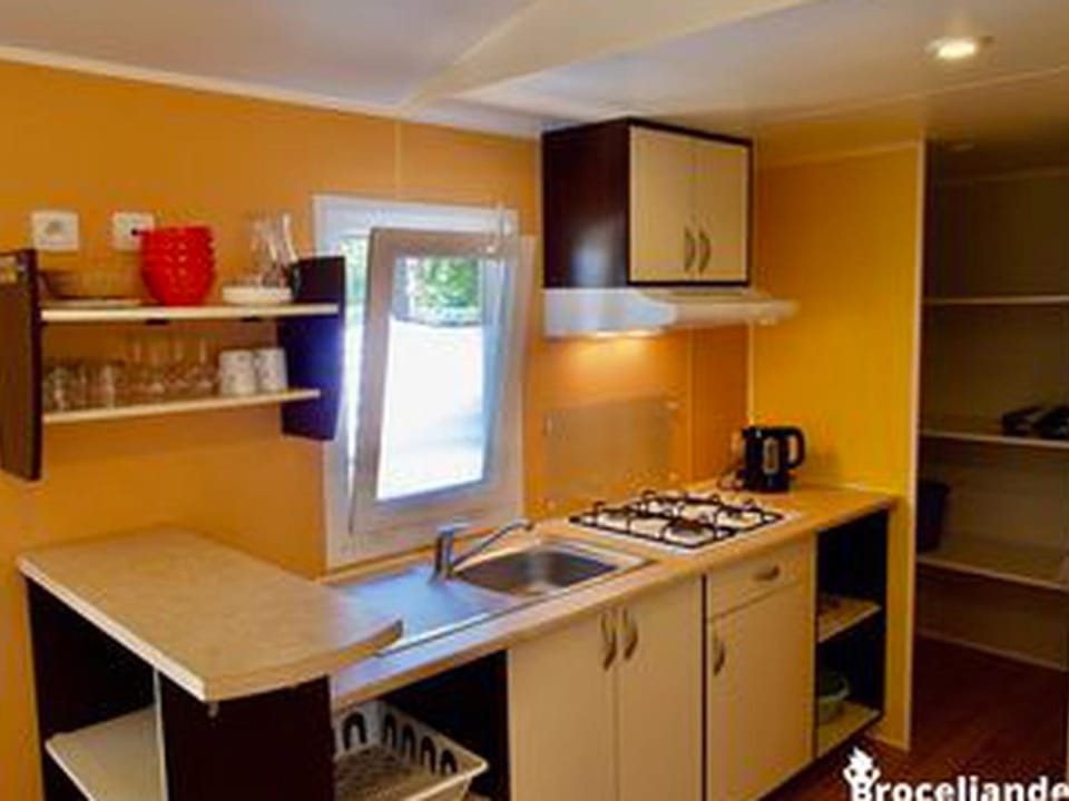 Mobil-home confortable - 4 pers. - API-1-52-2335 Campground/ 
RV Resort in Brittany
