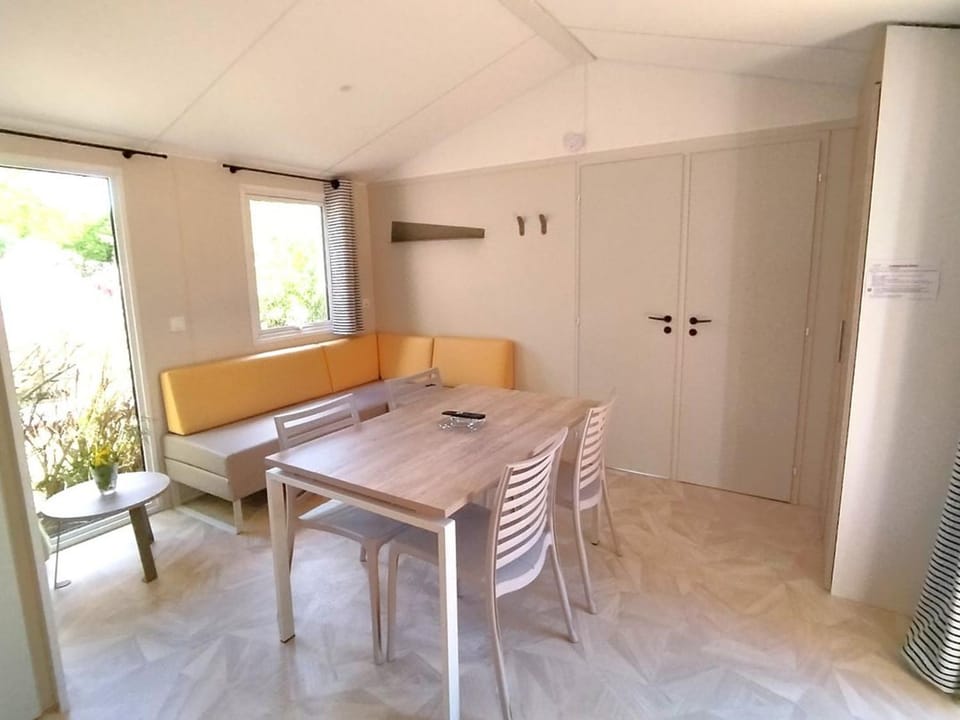 Mobil-home, animaux admis - 4 pers. - API-1-52-2358 Campground/ 
RV Resort in Pays de la Loire