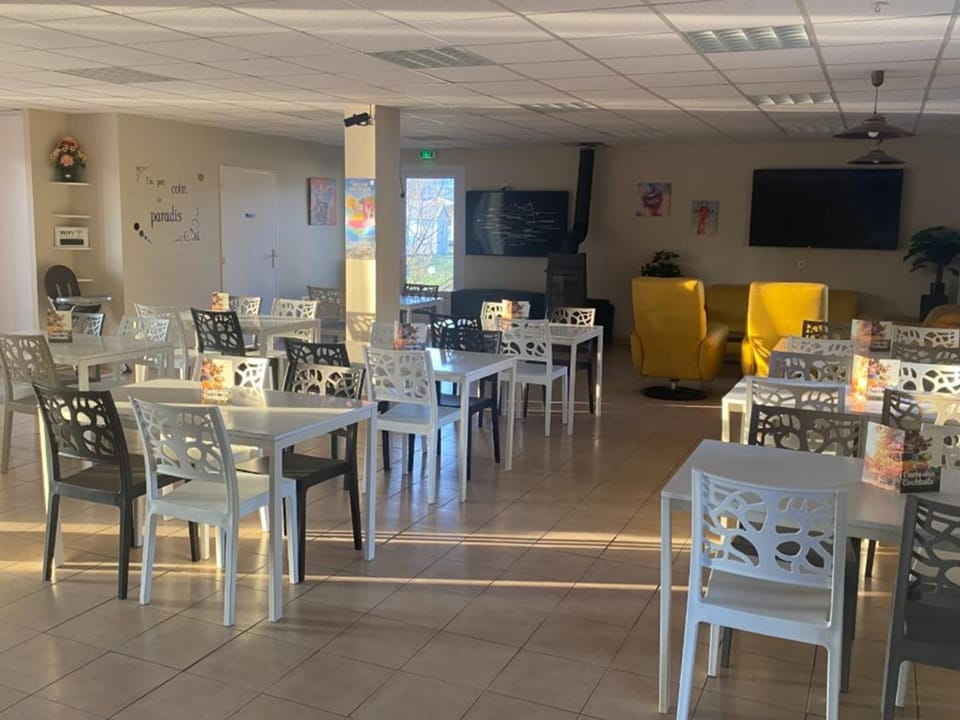 Mobil home, animaux acceptés - 4 pers. - API-1-52-2356 Campground/ 
RV Resort in Occitanie