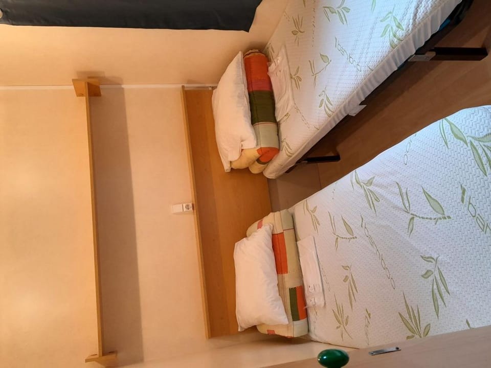 Mobil home, animaux OK - 4 pers. - API-1-52-2396 Campground/ 
RV Resort in Auvergne-Rhône-Alpes