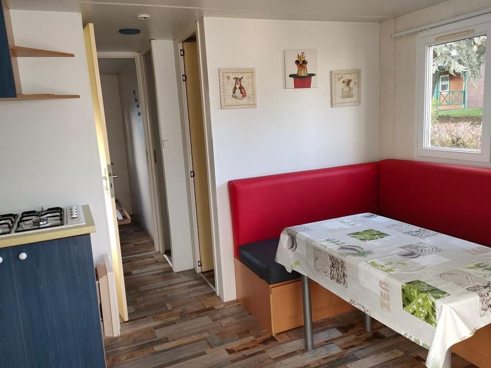 Mobil-home, animaux OK - 4 pers. - API-1-52-2411 Campground/ 
RV Resort in Brittany
