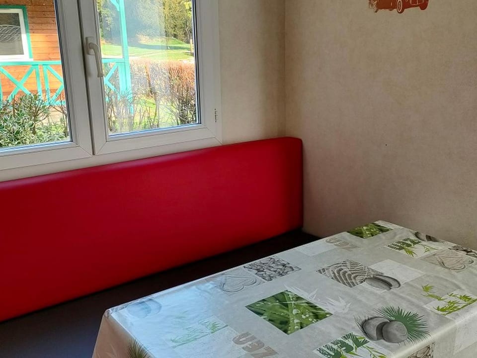Mobil-home, animaux OK - 4 pers. - API-1-52-2411 Campground/ 
RV Resort in Brittany