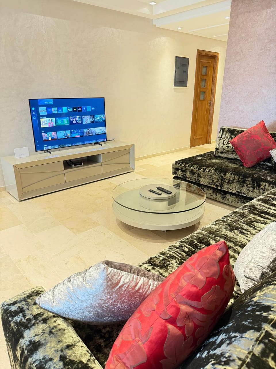 Communal lounge/ TV room, TV and multimedia, Living room, Seating area, internet