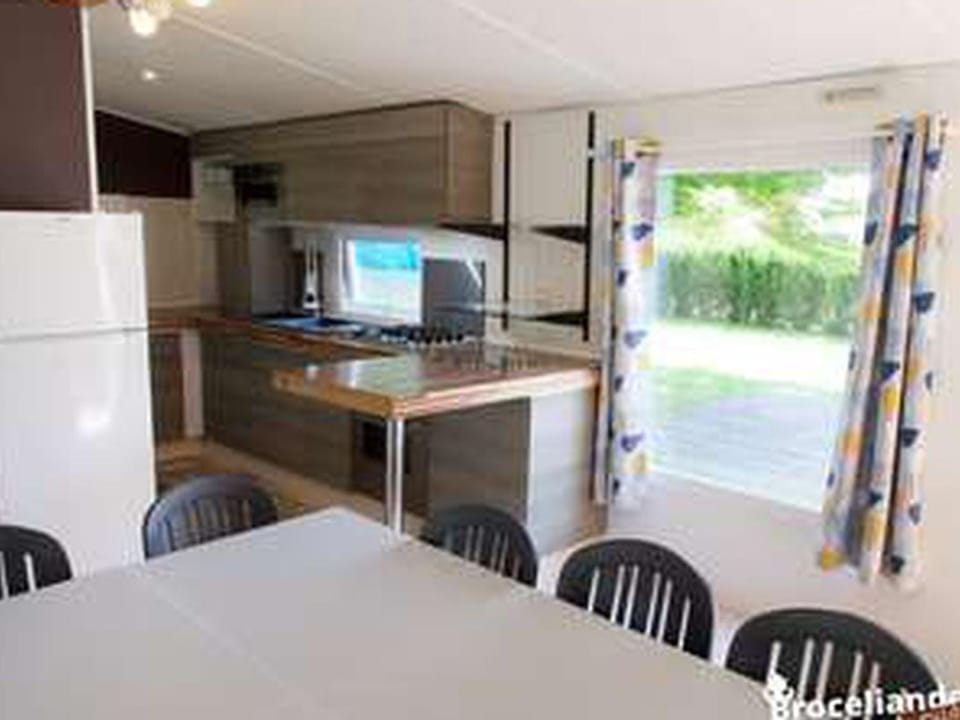 Mobil-home spacieux - 10 pers. - API-1-52-2412 Campground/ 
RV Resort in Brittany