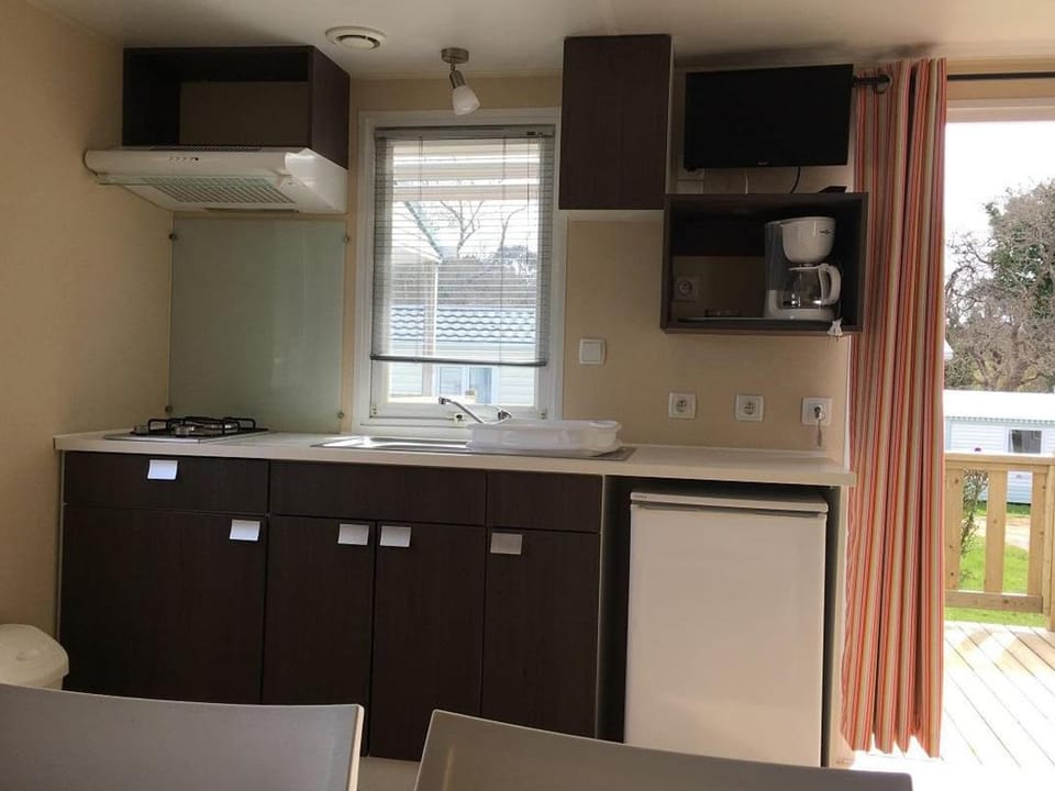 Mobil home, animaux acceptés - 2 pers. - API-1-52-2415 Campground/ 
RV Resort in Perros-Guirec