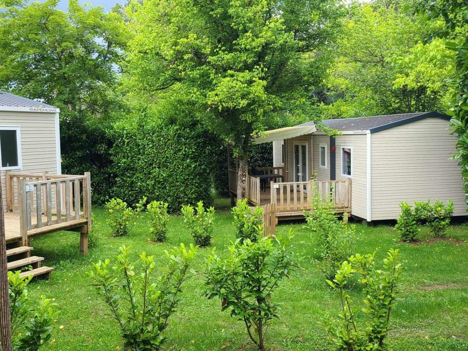 Mobil-home - animaux OK - 6 pers. - API-1-52-2429 Campground/ 
RV Resort in Nouvelle-Aquitaine