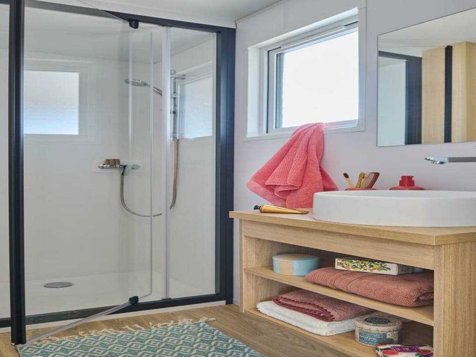 Mobil home, animaux OK - 5 pers. - API-1-52-2449 Campground/ 
RV Resort in Brittany
