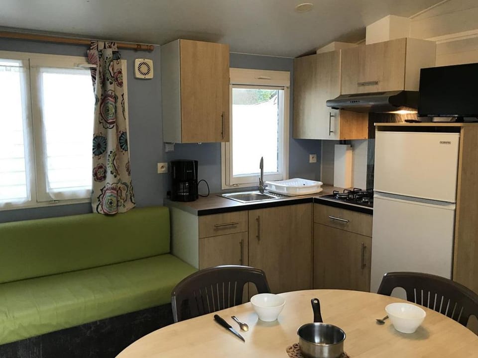 Mobil-home accueillant animaux - 4 pers. - API-1-52-2458 Campground/ 
RV Resort in Perros-Guirec
