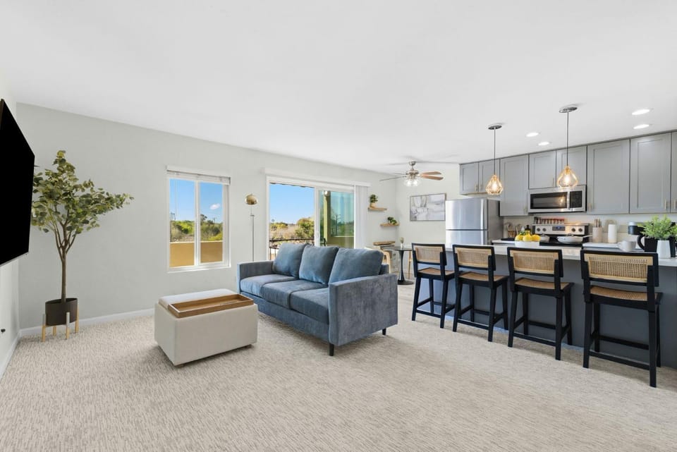 Kitchen or kitchenette, Living room, Seating area, Dining area, oven, stove