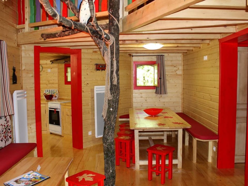 Cabane dans les arbres, animaux OK - 10 pers. - API-1-52-2494 Campground/ 
RV Resort in Nouvelle-Aquitaine