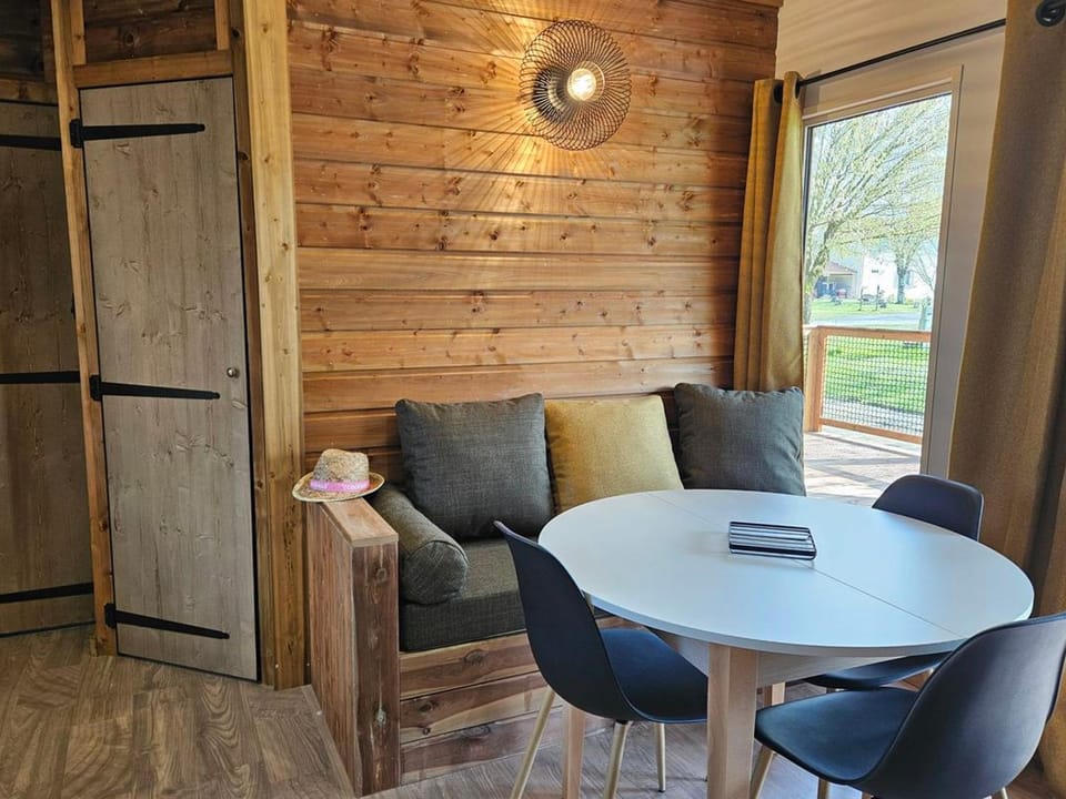 Mobil-home confortable, animaux OK - 6 pers. - API-1-52-2530 Campground/ 
RV Resort in Nouvelle-Aquitaine