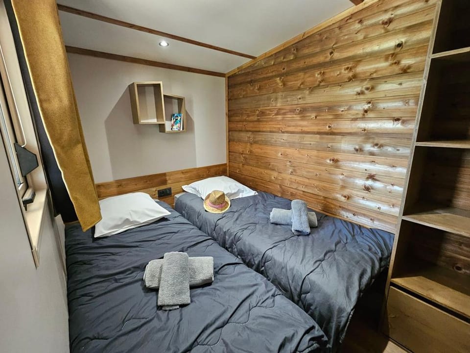 Mobil-home confortable, animaux OK - 6 pers. - API-1-52-2530 Campground/ 
RV Resort in Nouvelle-Aquitaine