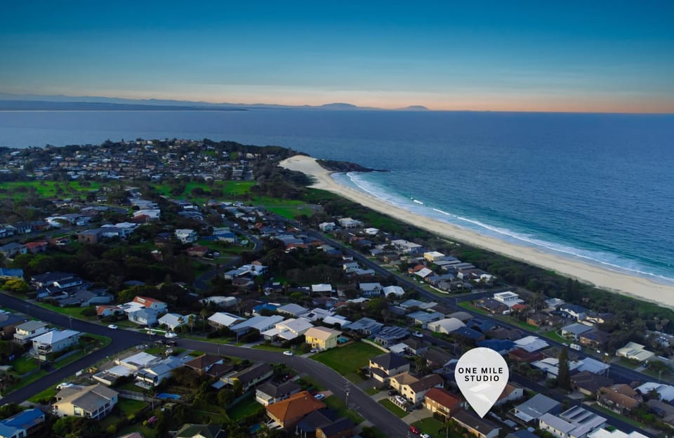 One Mile Studio - 70s style ocean escape House in Forster
