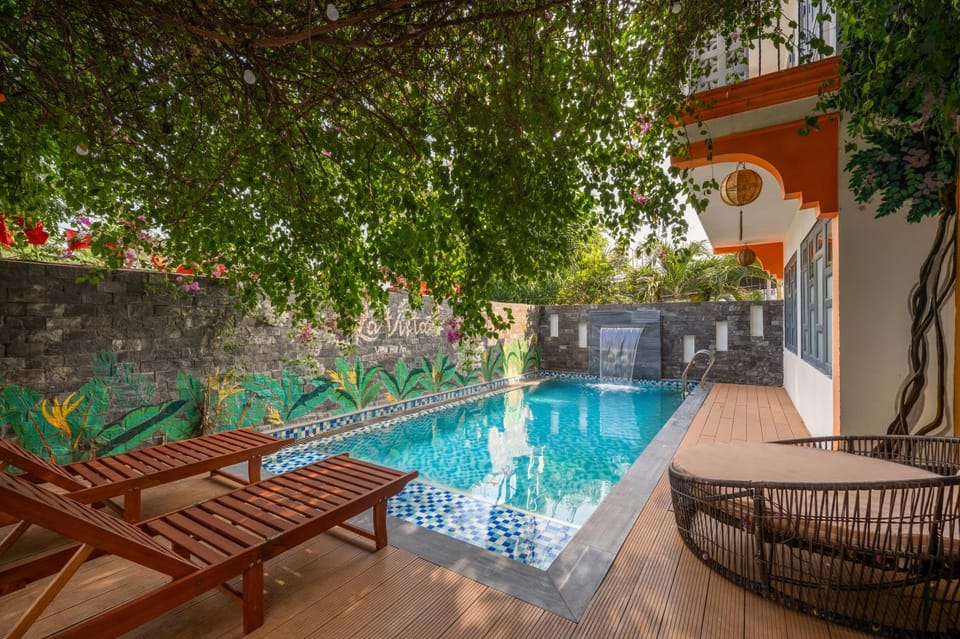 Day, Swimming pool