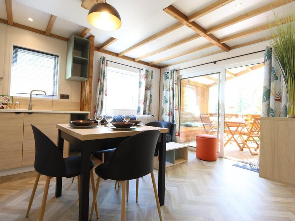 Chalet climatisé, animaux admis - 7 pers. - API-1-52-2554 Campground/ 
RV Resort in Centre-Val de Loire