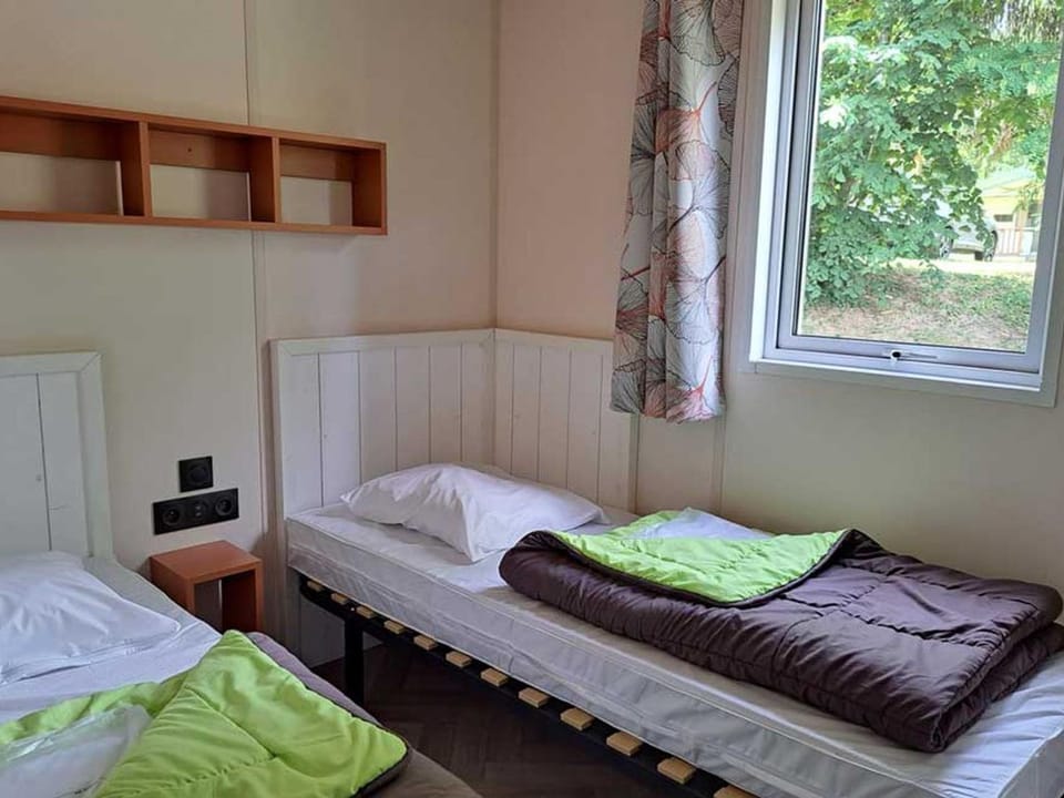 Chalet climatisé, animaux admis - 7 pers. - API-1-52-2554 Campground/ 
RV Resort in Centre-Val de Loire