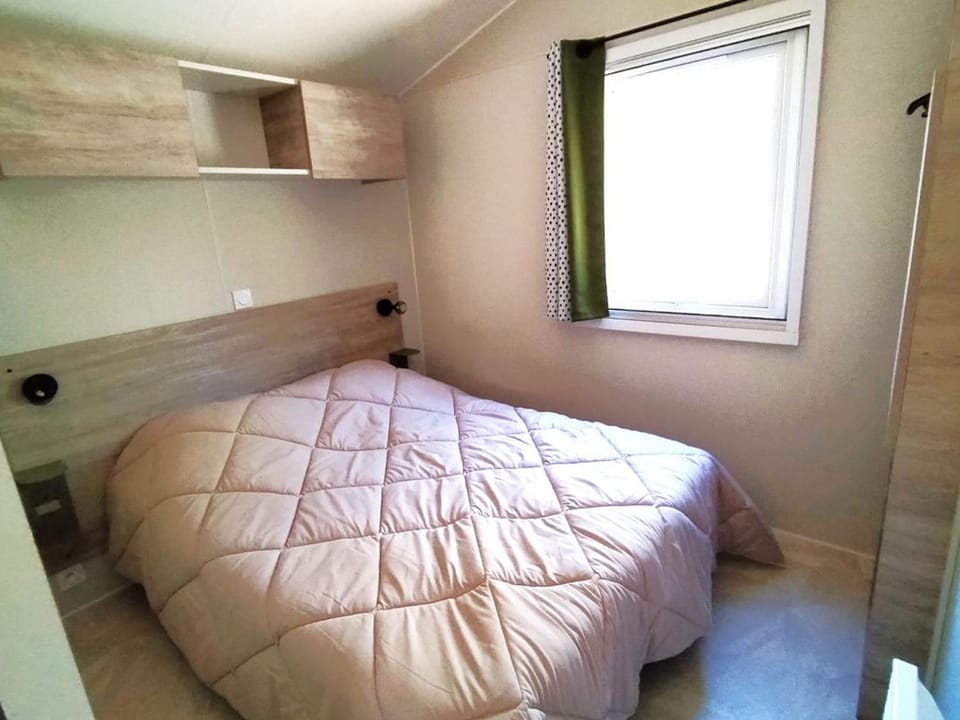 Mobil-home, animaux OK - 4 pers. - API-1-52-2565 Campground/ 
RV Resort in Pays de la Loire